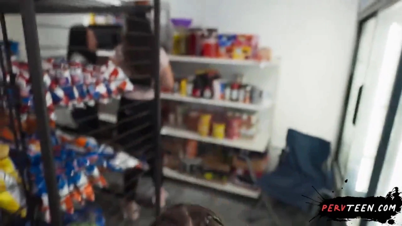 એક ચાલાક ટીનએજરે એક કસ્ટમરની ગાડીમાંથી થોડા પૈસા કાઢવાનો પ્રયાસ કર્યો. કસ્ટમરે એને પકડી લીધી, પણ પોલીસને બોલાવવાને બદલે એણે અલગ જ ડીલ ઓફર કરી. થોડા જોરદાર પળો પછી એ આખરે પૂરી રીતે સંતોષાઈ ગઈ!